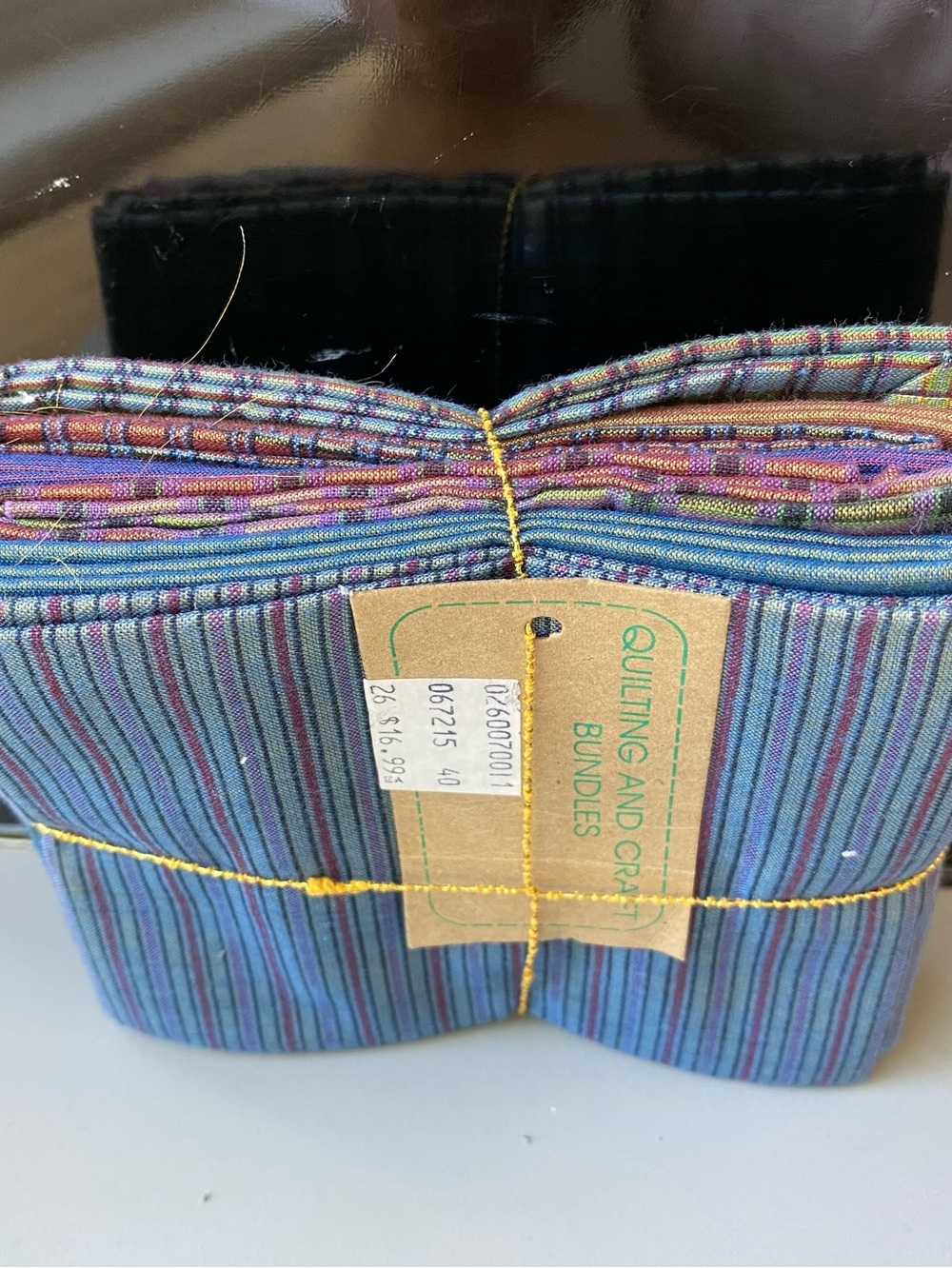 NWT (8) Fat Quarters: cotton with Metallic threads. Quilters and Crafters - Picture 6 of 7